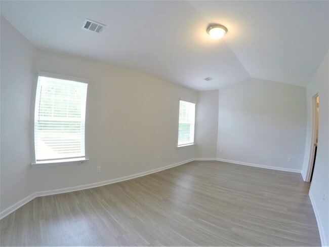 Building Photo - 8 SAW