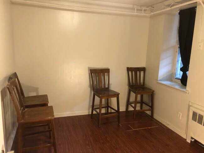 Building Photo - 132 Voss Ave