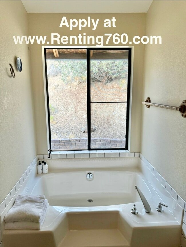 Building Photo - Charming 3 Bedroom 2 Bathroom Home In The Highly Desired Juniper Terrace Neighborhood!!