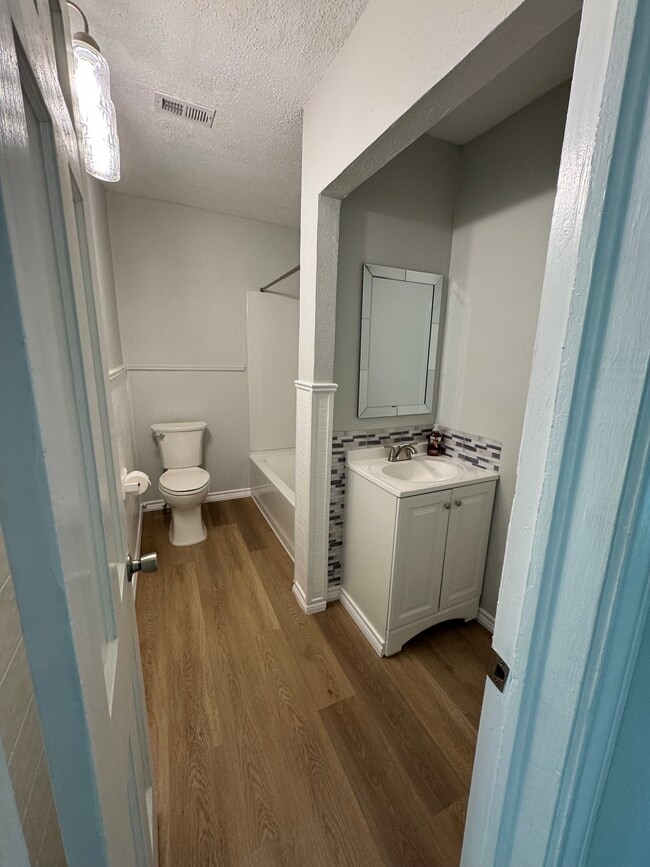 Building Photo - 320 W Hudgins St