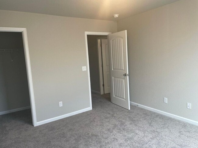 Building Photo - Newer and Spacious 3 Bedroom Townhome