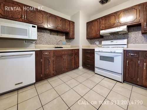 Building Photo - 9010 W 101st St