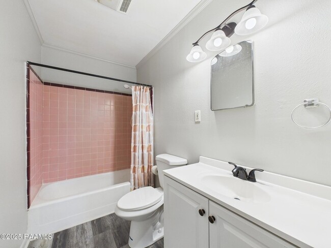 Building Photo - 906 Center St