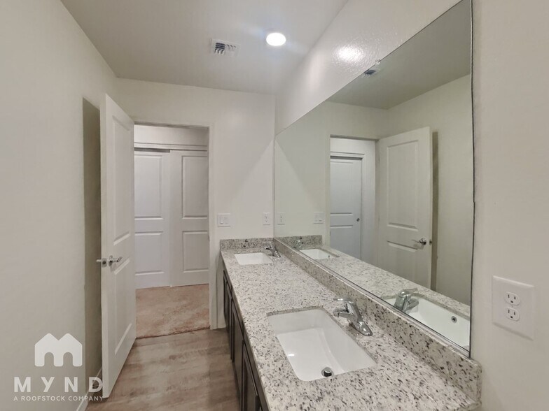 Building Photo - 1557 E Caballero Dr