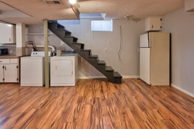 Building Photo - 563 S 35th St