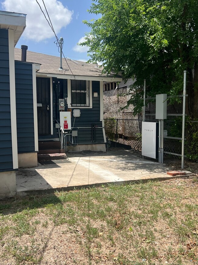 Building Photo - 807 Rigsby Ave