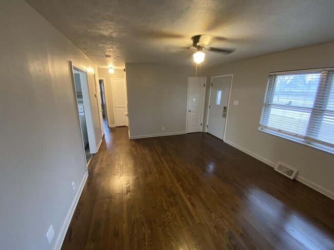 Building Photo - 877 Windsor Dr