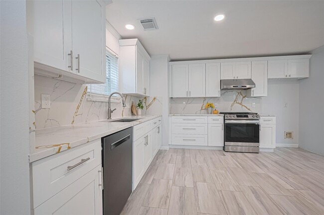 Building Photo - 5914 Clerkenwell Dr