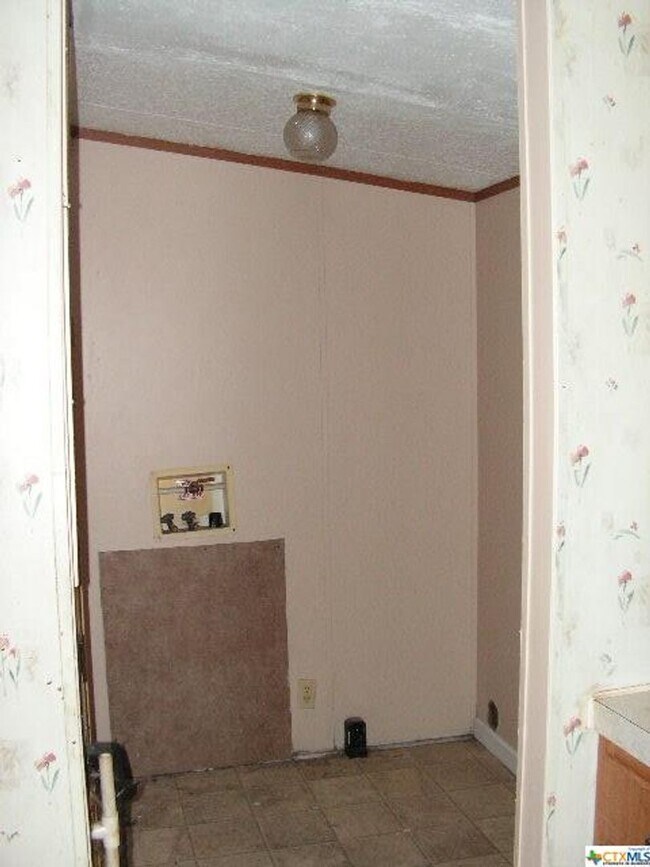 Building Photo - NEW ON MARKET