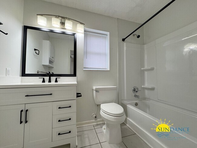 Building Photo - 1501 Royal Palm Dr