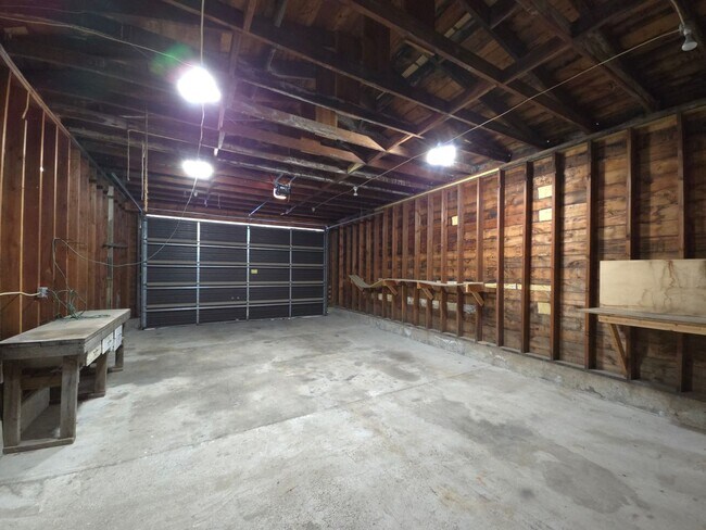 Building Photo - Nice house with a huge garage