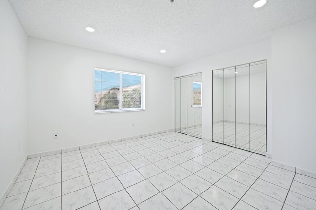 Building Photo - Newly Renovated 2 bed and 3 bath Townhome ...