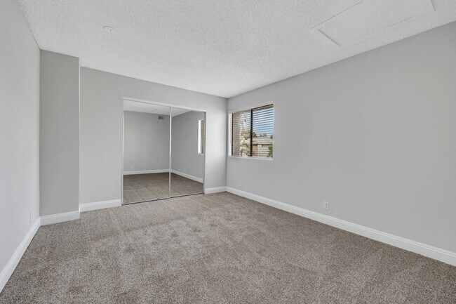 Building Photo - Upgraded 2 bedroom in gated community