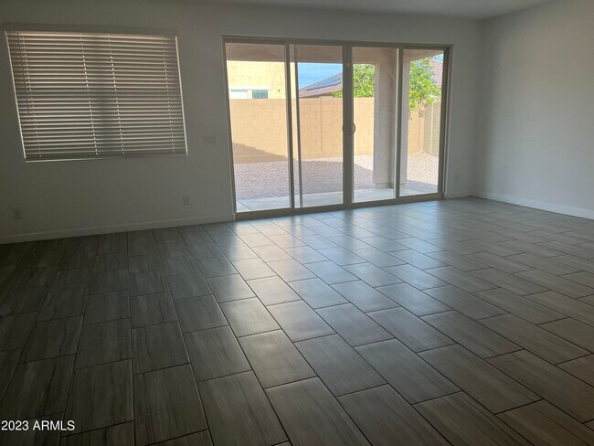 Building Photo - 566 E White Wing Dr