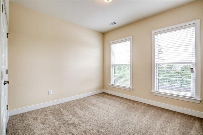 Building Photo - 827 Stone Ridge Ln NE