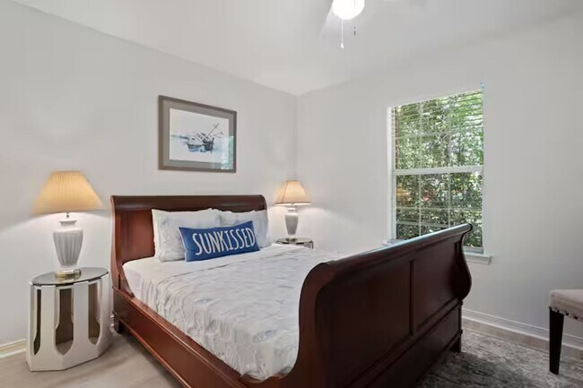 Building Photo - Furnished Duplex