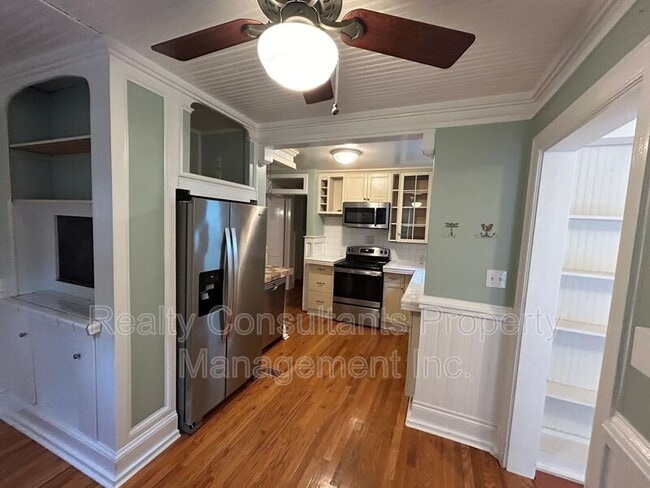 Building Photo - 2461 Lyndhurst Ave