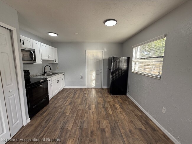 Building Photo - 523 Las Palmas Cir