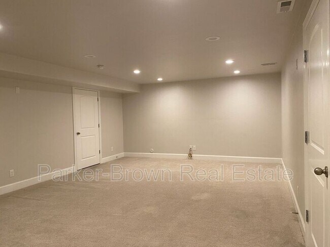 Building Photo - 5561 W Pkwy W