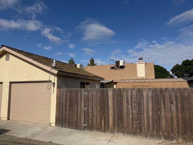 Building Photo - 2337 N 10th Ave