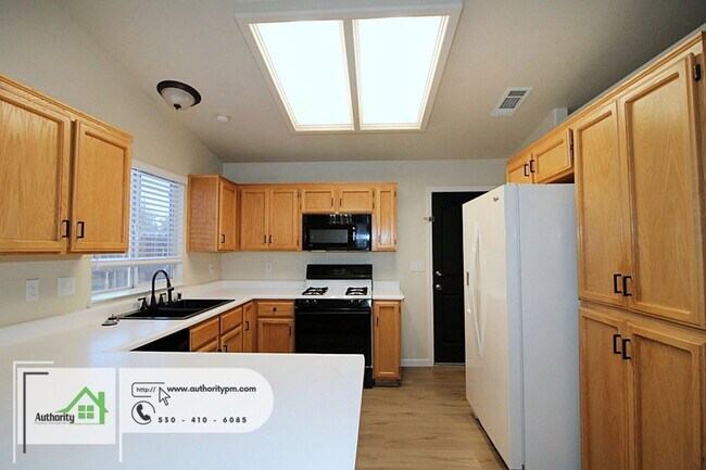 Building Photo - 3527 Savage Dr