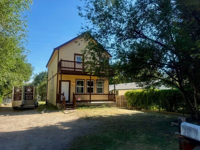 Building Photo - Charming 4 Bedroom close to Patty Jewett Golf Course