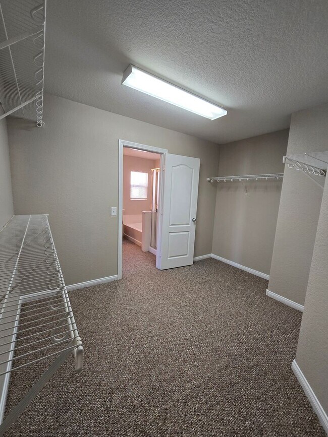 Building Photo - A Spacious 4 Bedroom House in Iron Mountai...