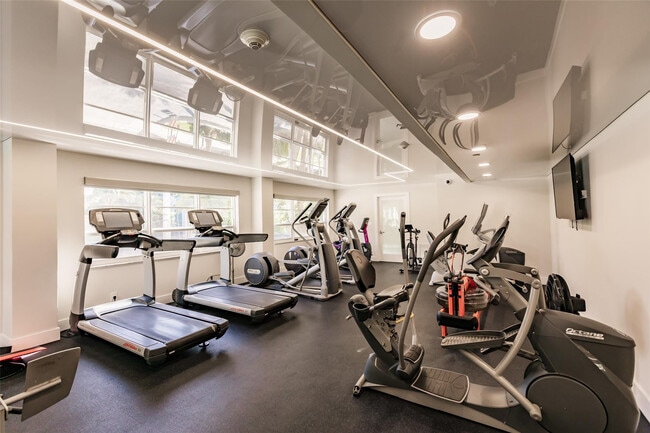 Building Photo - 340 Sunset Dr