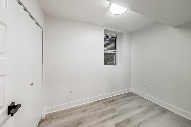 Building Photo - 1437 W Oakdale Ave