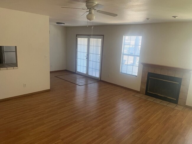 Building Photo - Very Nice Downstairs Unit