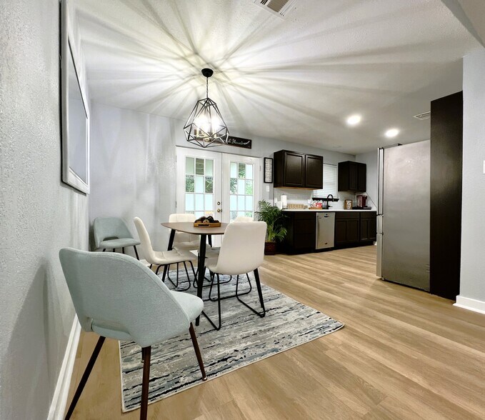 Share space - 320 Applewood Ln
