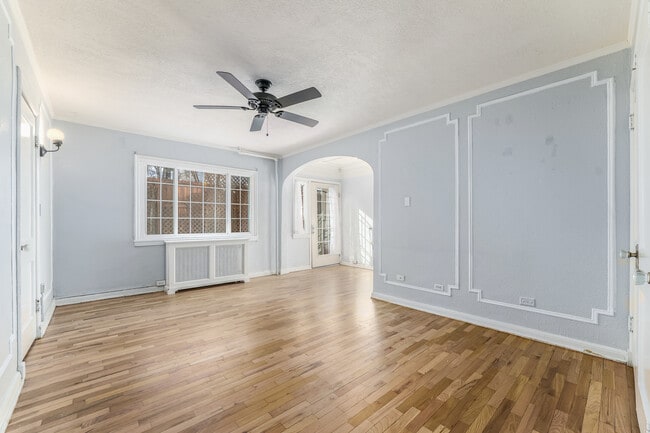 Living to Courtyard - 1365 N Corona St