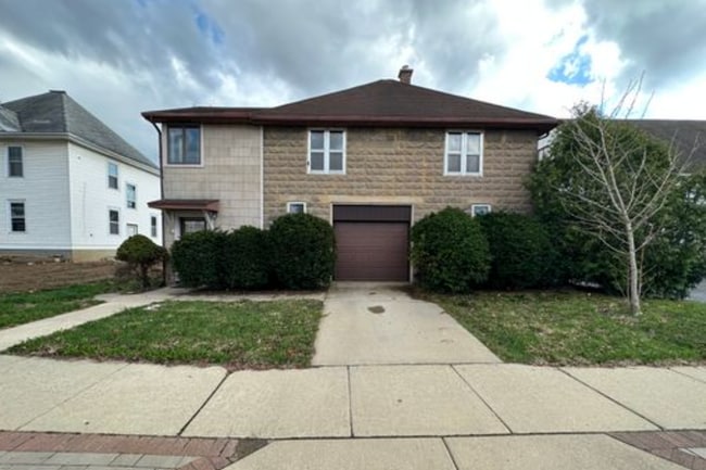 Building Photo - 103 E Park Ln