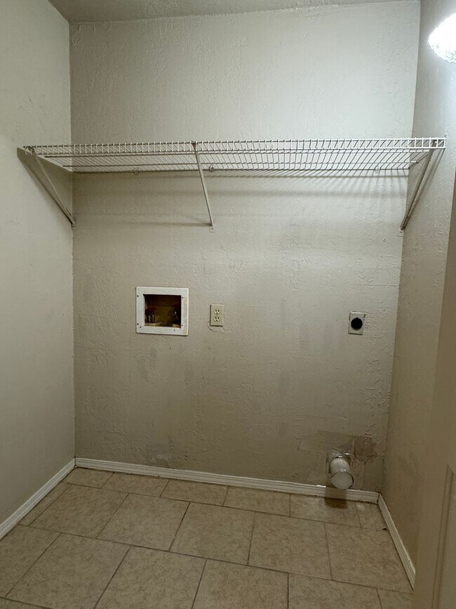 Building Photo - 2514 SW B Ave