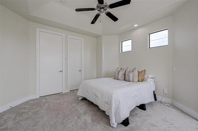 Building Photo - 2301 Camden Dr