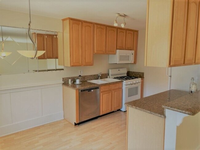 Building Photo - Vacant and Ready, Del Mar Bluffs, West of I-5, Minutes to Beaches and Del Mar