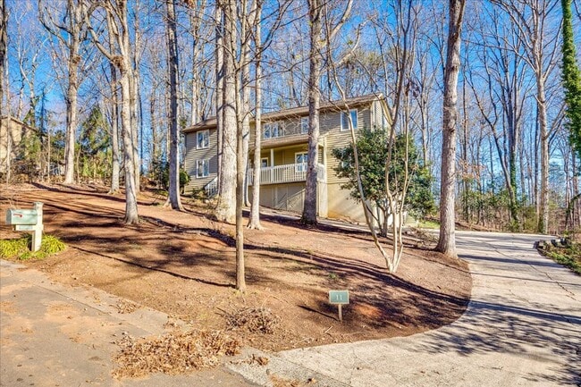 Building Photo - River Hills: 3 BR with 2 Full & 2 Half Baths