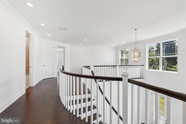 Building Photo - 2 Dogleg Ln