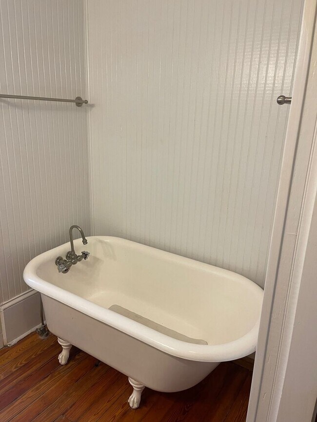 Building Photo - Sylvan Park bungalow, 4508 Park Ave.  2br,...