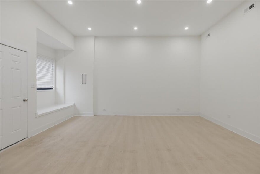 Building Photo - 4004 N Bell Ave