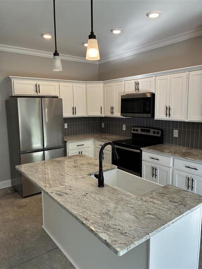 Building Photo - Spacious 3 Bedroom, 2 Bath Single-Family Home — Nashville Style in Clarksville!