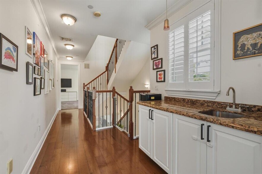 Building Photo - 1709 NE 8th St