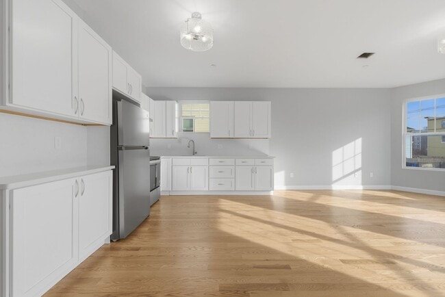 Building Photo - 19 Simon St