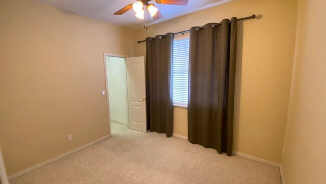 Building Photo - 2 Bedroom, 2 Bath Townhome in Beautiful La...