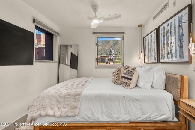 Building Photo - 434 E Main St