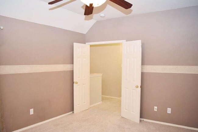 Building Photo - 6866 Amberdale Dr
