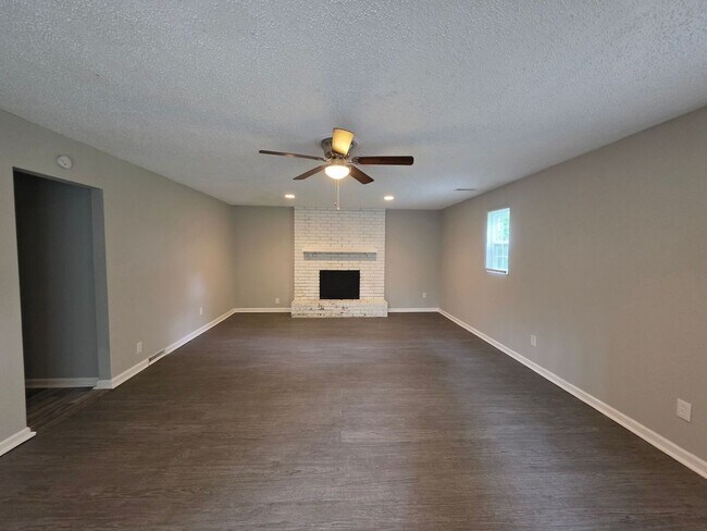 Building Photo - Spacious 4 Bed / 2.5 Bath Home with 2 Living Areas