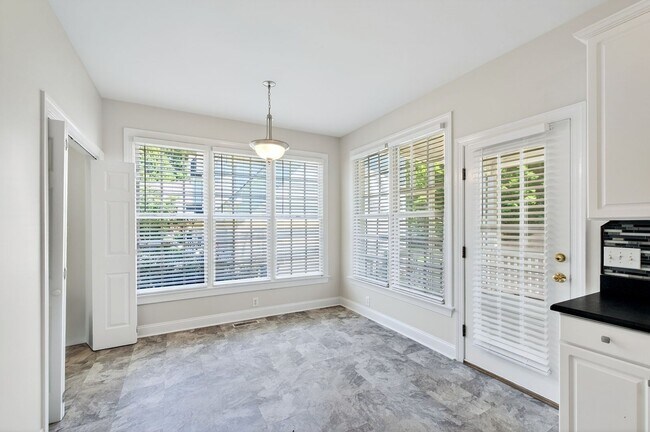 Building Photo - Move-In Ready Gem in Sought-After Dover Ridge!