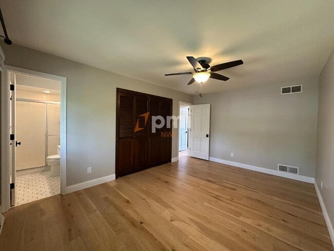 Building Photo - 9604 Walnut Dr
