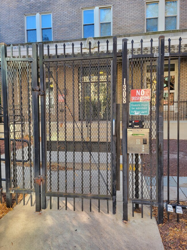 Building Photo - 1308 Clifton St NW